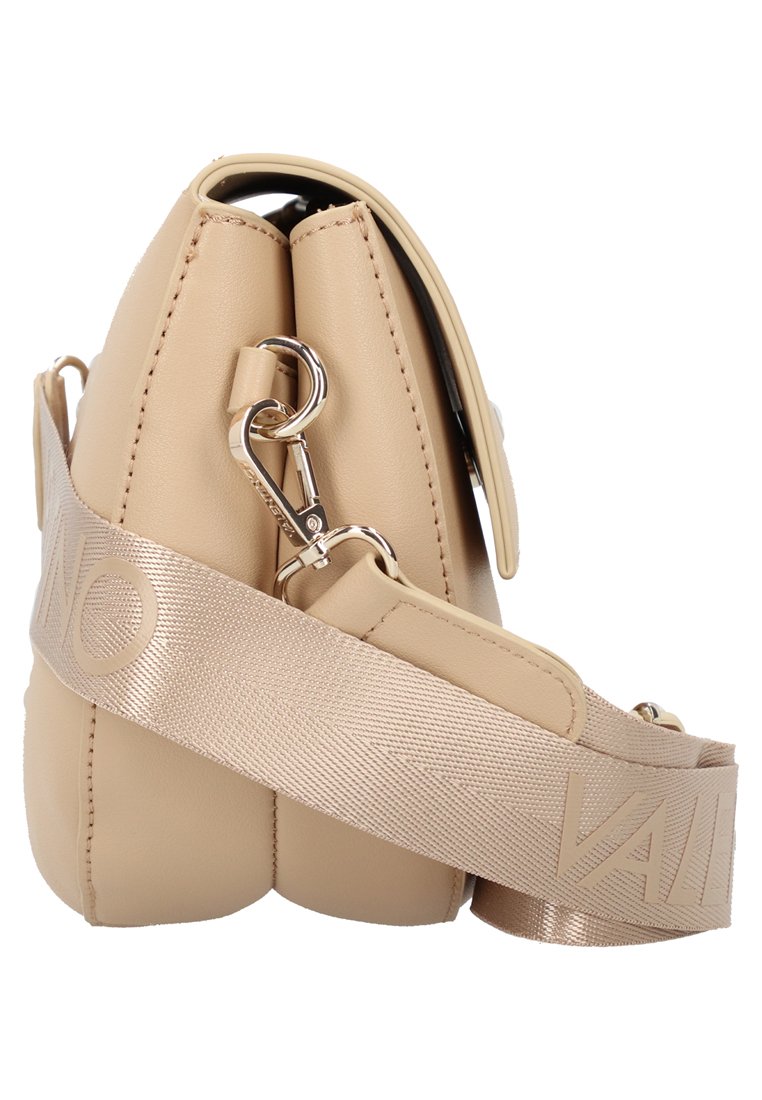 Beige Lederhandtasche mit geschwungenem Design, ausgestattet mit einem abnehmbaren Satinriemen, der mit "VALINO" geprägt ist, und metallischen Hardwareakzenten.