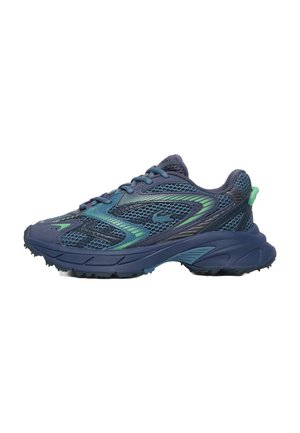 Scarpe da atletica blu con tomaia in mesh, dettagli verdi e blu navy, suola testurizzata e punta arrotondata. Presentano lacci e un colletto imbottito per il comfort.
