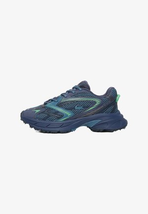 Scarpe da atletica blu con tomaia in mesh, dettagli verdi e blu navy, suola testurizzata e punta arrotondata. Presentano lacci e un colletto imbottito per il comfort.