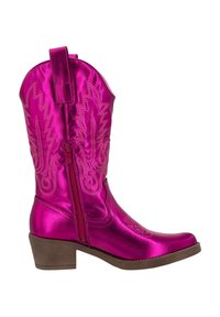 Bota vaquera metálica rosa con diseño bordado, cremallera lateral, puntera puntiaguda y un tacón bajo apilado marrón.