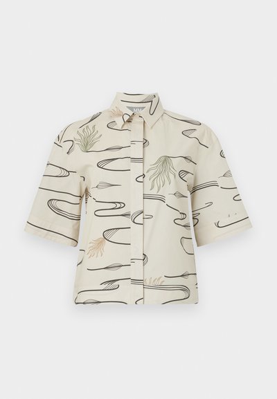 Maglietta a maniche corte in cotone crema con motivi a righe nere e accenti astratti verdi e beige. Chiusura con bottoni sul davanti e colletto.