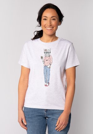 Witte katoenen t-shirt met een grafische print van een cartoonkat in een roze trui en een spijkerbroek, die een koffie kop vasthoudt, met roze hakken.
