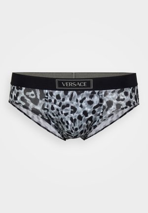 Herren Slip mit niedrigem Schnitt in Schwarz und Grau mit Leopardenmuster und schwarzem Bund, der ein zentriertes Versace-Logo-Patch auf der Vorderseite zeigt.