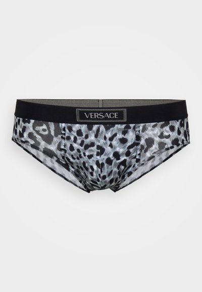 Culotte basse pour hommes avec un imprimé léopard noir et gris et une ceinture noire arborant un patch logo Versace centré à l'avant.