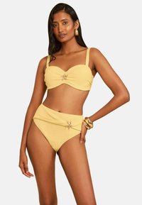 Unselected, lemon yellow starfish trim