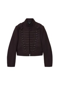 Chaqueta negra cropped con diseño inspirado en el estilo militar, que presenta bucles y botones decorativos en la parte delantera y acentos en los hombros a juego.