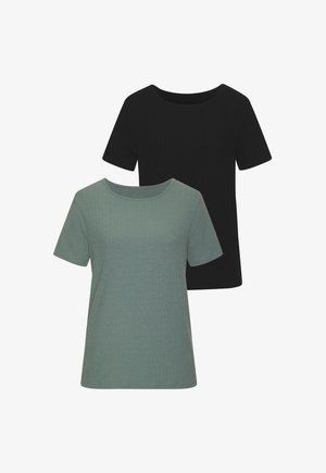 Twee shirts met korte mouwen, de ene in donkergroen met een geribbelde textuur en ronde halslijn, de andere in effen zwart met vergelijkbare ontwerpelementen.