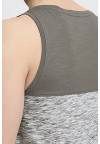 Õlavarretu tank top halli ülemise osa ja tekstuuriga heleda halli alumise osaga. Pehme kanga, ümar kaelus ja nähtavad õmbluse detailid.