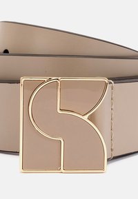 Cinturón de cuero beige con textura brillante. Presenta una hebilla geométrica en tono dorado con un acento marrón. Ajustable con agujeros para un buen ajuste.