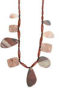 Halskæde med en blanding af ovale og rektangulære flade perler i nuancer af brun, creme og grå, adskilt af sorte perler.