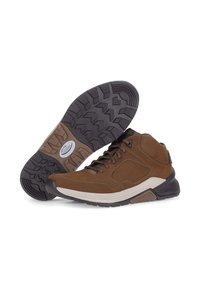 Bruine suède sneakers met een gestructureerde rubberen zool, voorzien van een robuust ontwerp, grijze accenten en een versterkte neuskap voor duurzaamheid.