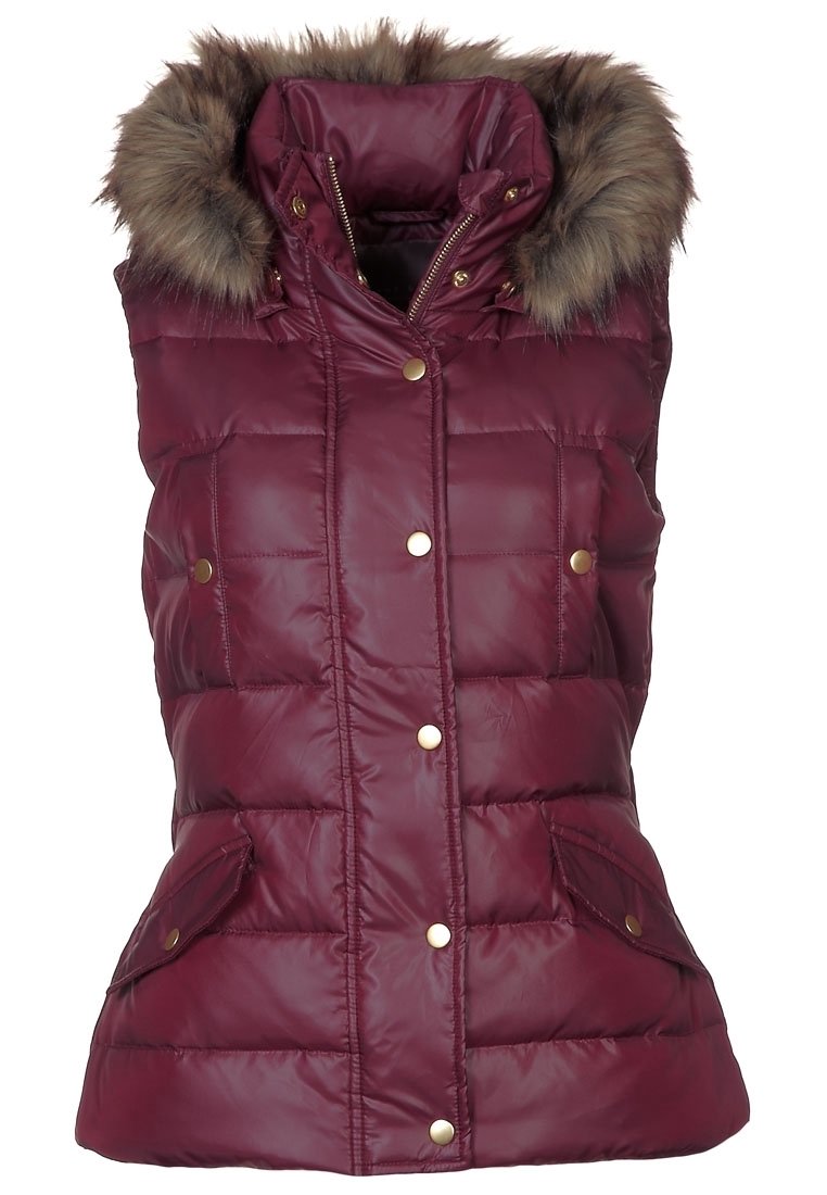 Smanicato imbottito color bordeaux con cappuccio rifinito in pelliccia, design imbottito, dettagli in metallo dorato, due tasche anteriori e chiusura frontale con bottoni.