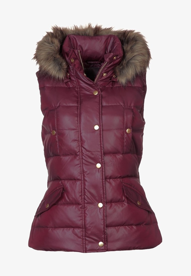 Smanicato imbottito color bordeaux con cappuccio rifinito in pelliccia, design imbottito, dettagli in metallo dorato, due tasche anteriori e chiusura frontale con bottoni.