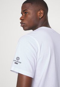 Levi's® RELAXED FIT - T-shirt estampada - earth white