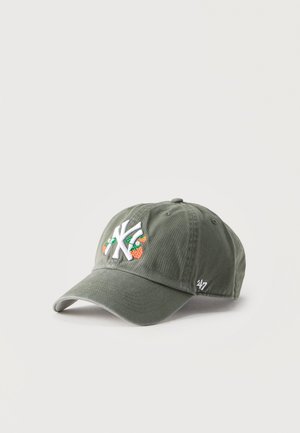 Alyvuogių žalia beisbolo kepurė su baltu "NY" logotipu, išsiuvinėta mažais oranžiniais braškėmis, reguliuojamas užpakalinis dirželis ir "47" logotipas šone.
