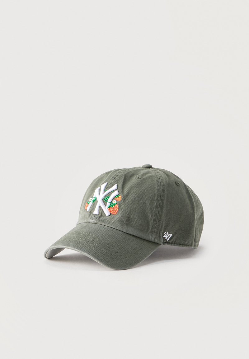 Καπέλο μπέιζμπολ σε ελιά πράσινο με λευκό κέντημα λογότυπο "NY" διακοσμημένο με μικρές πορτοκαλί φράουλες, ρυθμιζόμενο λουράκι στο πίσω μέρος και λογότυπο "47" στο πλάι.