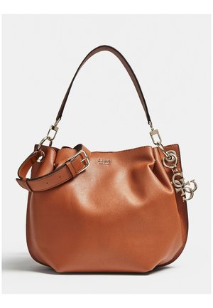 Bruine leren schoudertas met verstelbare riem, gouden gesp en Guess-logo hanger aan de zijkant.