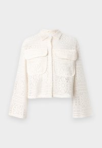 Biała koronkowa kurtka w stylu crop z kołnierzykiem, dwoma przednimi kieszeniami oraz kwiatowym wzorem wycięć i długimi, lekko rozszerzającymi się rękawami.