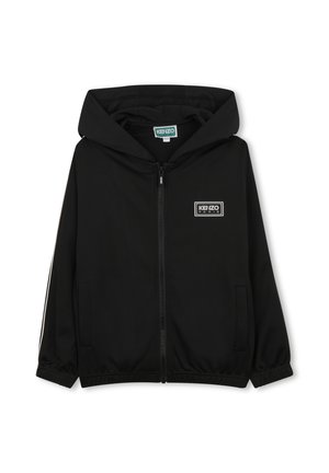 Sweat à capuche zippé noir en tissu lisse, doté d'une capuche à cordon, de deux poches latérales et d'un écusson logo sur la poitrine.