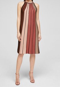 Robe tricotée sans manches avec des rayures verticales dans des teintes variées de rose, marron et noir. Encolure halter et silhouette évasée en A.