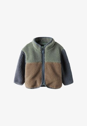 Veste en polaire pour enfants avec le haut vert, le bas avant marron, des manches gris foncé et une fermeture éclair à l'avant.