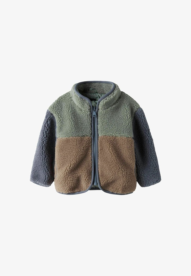 Veste en polaire pour enfants avec le haut vert, le bas avant marron, des manches gris foncé et une fermeture éclair à l'avant.