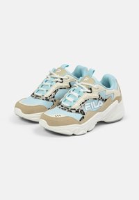 Jasnoniebieskie i beżowe sneakersy z teksturowaną siateczką na górze, zaksentami z zamszu i wzorem w panterkę. Posiadają białe podeszwy i sznurówki.