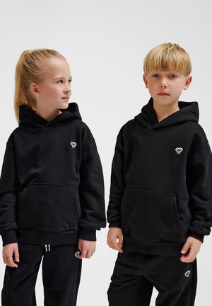 Zwarte hoodies van zacht materiaal, met grote capuchons, vo Taschen en kleine logo-accenten op de borst. Eenvoudig, ontspannen ontwerp.