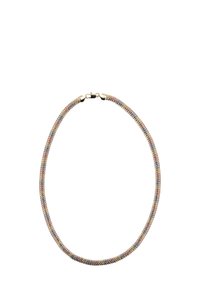 Metal halskæde med sammenflettede strenge i guld, sølv og roseguld nuancer. Glat tekstur med en sikker lås.