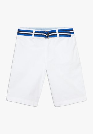 Witte knielange shorts met riemlussen, voorzien van een blauw, zwart en wit gestreepte stoffen riem met een metalen gesp.