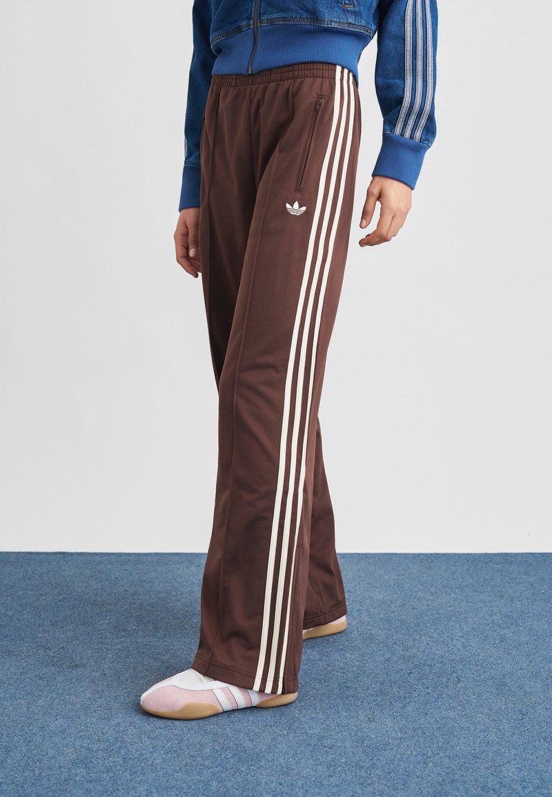 adidas Originals FIREBIRD LOOSE - Donji dijelovi trenirke - auburn/cream white