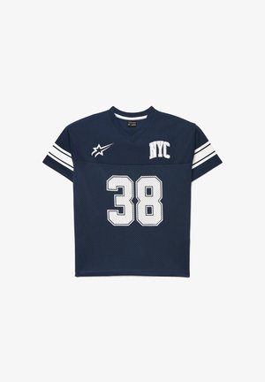 Granatowa sportowa koszulka z białymi paskami na rękawach, białym numerem 38 na środku, białym logo gwiazdy na lewej piersi i napisem "NYC" na prawej piersi.