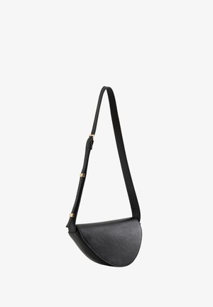 Juodas dirbtinės odos peties krepšys su išlenkta siluetu, reguliuojama juostele ir auksinės spalvos detalėmis. Lygus paviršius, minimalus dizainas.