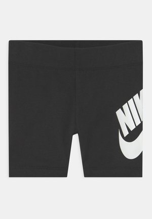 Melni kokvilnas šorti ar lielu baltu Nike logo kreisajā pusē, ar gludu tekstūru un elastīgu jostasvietu.