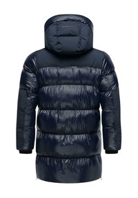 Tummansininen puffatakki kiiltävästä materiaalista, jossa on vaakasuorat saumat, huppu ja joustavat hihansuut. Vetoketjulliset sivutaskut mukana.