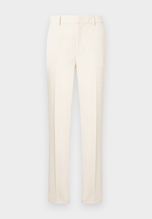 Pantalon habillé couleur crème avec passants pour ceinture et coupe slim, présenté à plat sur un fond gris clair.