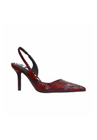 Escarpins slingback en simili cuir serpent rouge et noir avec un bout pointu, finition texturée et un talon fin pour une silhouette allongée.