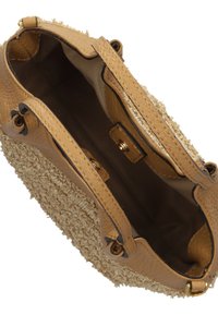 Bruine handtas met een gestructureerde, geweven buitenkant, gladde leren accenten en een ruime binnenkant met een metallic drukknoopsluiting.