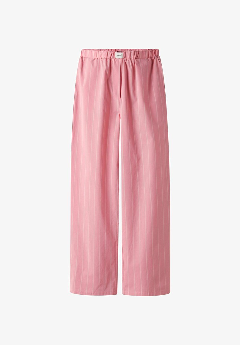 Világos rózsaszín, széles lábú nadrág függőleges fehér csíkokkal, kényelmes, rugalmas derékkal és sima, puha textúrával.