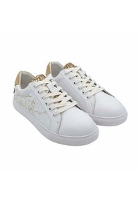 Baskets blanches avec une languette dorée pailletée et texturée, un motif floral en relief sur le côté et un design classique à lacets.