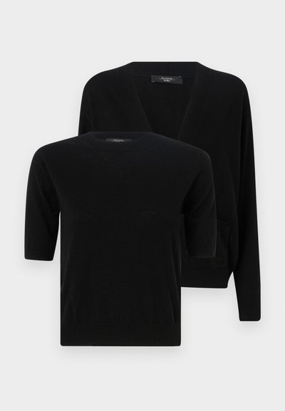 Két fekete kötött pulóver, az egyik rövid ujjú, kerek nyakú, a másik hosszú ujjú kardigán V nyakkal, puha textúrával és egyszerű dizájnnal.