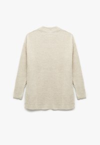 Helles beiges Strickpullover mit langen Ärmeln, strukturiertem Maschenmuster, geripptem Kragen und Bündchen sowie einer entspannten, locker sitzenden Form.