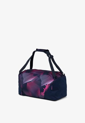 Duffle-Bag in Marineblau mit einem mehrfarbigen geometrischen Muster in Pink und Lila, ausgestattet mit doppelten Trägern und Reißverschlussfächern.