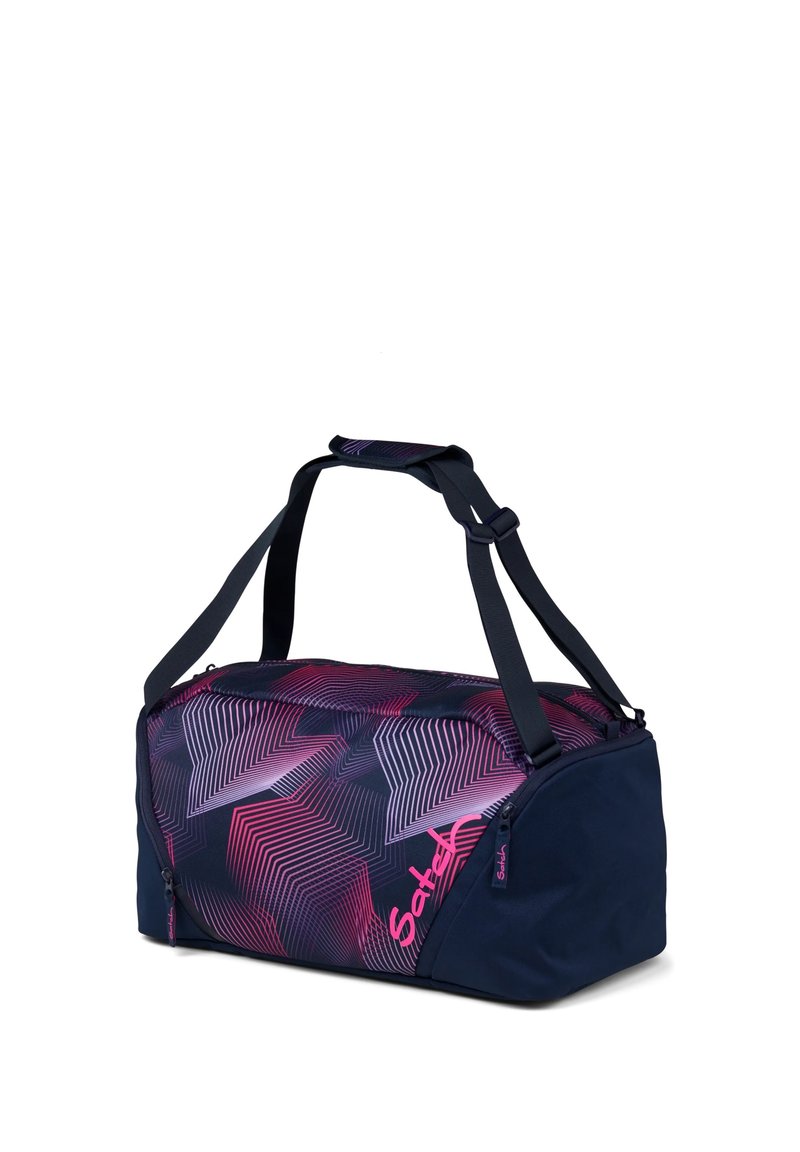 Duffle-Bag in Marineblau mit einem mehrfarbigen geometrischen Muster in Pink und Lila, ausgestattet mit doppelten Trägern und Reißverschlussfächern.
