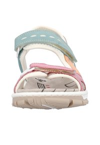 Sandale pour enfants multicolore avec des sangles ajustables à crochets et boucles, présentant un design bleu, rose et orange, une semelle intérieure texturée et une semelle robuste.