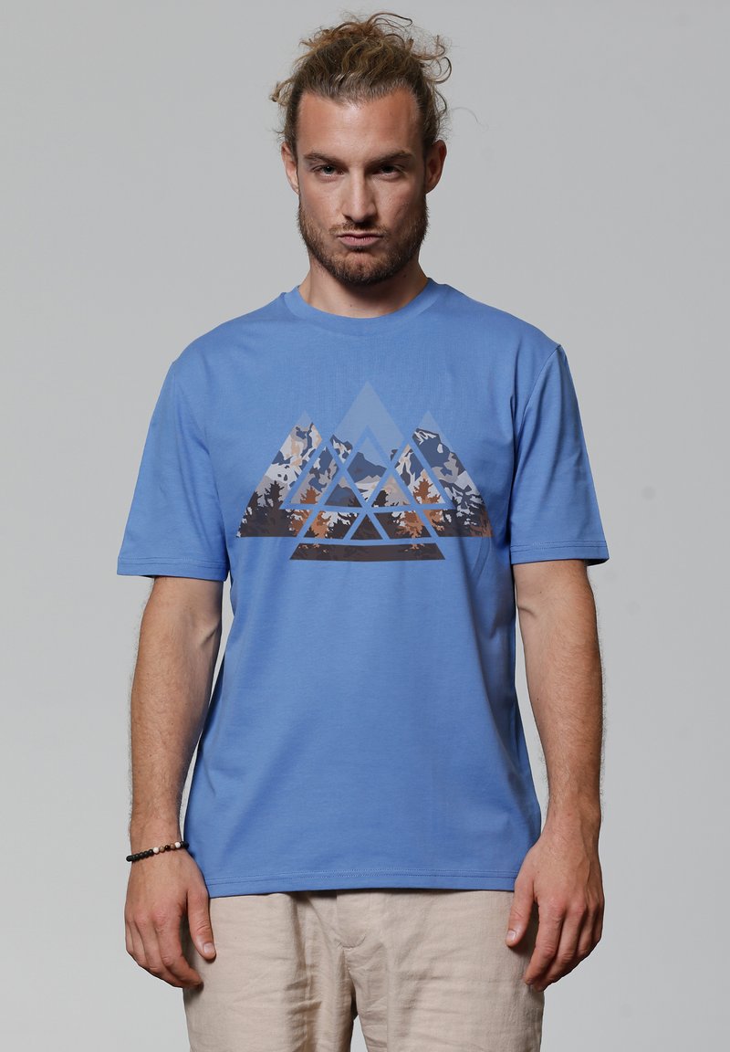 Blauwe katoenen T-shirt met een bergafbeelding in grijs, oranje en wit. Korte mouwen, ronde hals en een relaxte pasvorm.