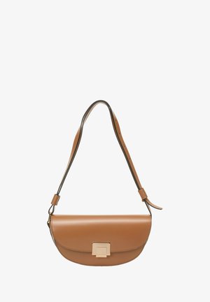 Tan leren handtas met een gebogen vorm, voorzien van een rechthoekige gouden sluiting en een verstelbare schouderband. Glad textuur, minimalistisch design.