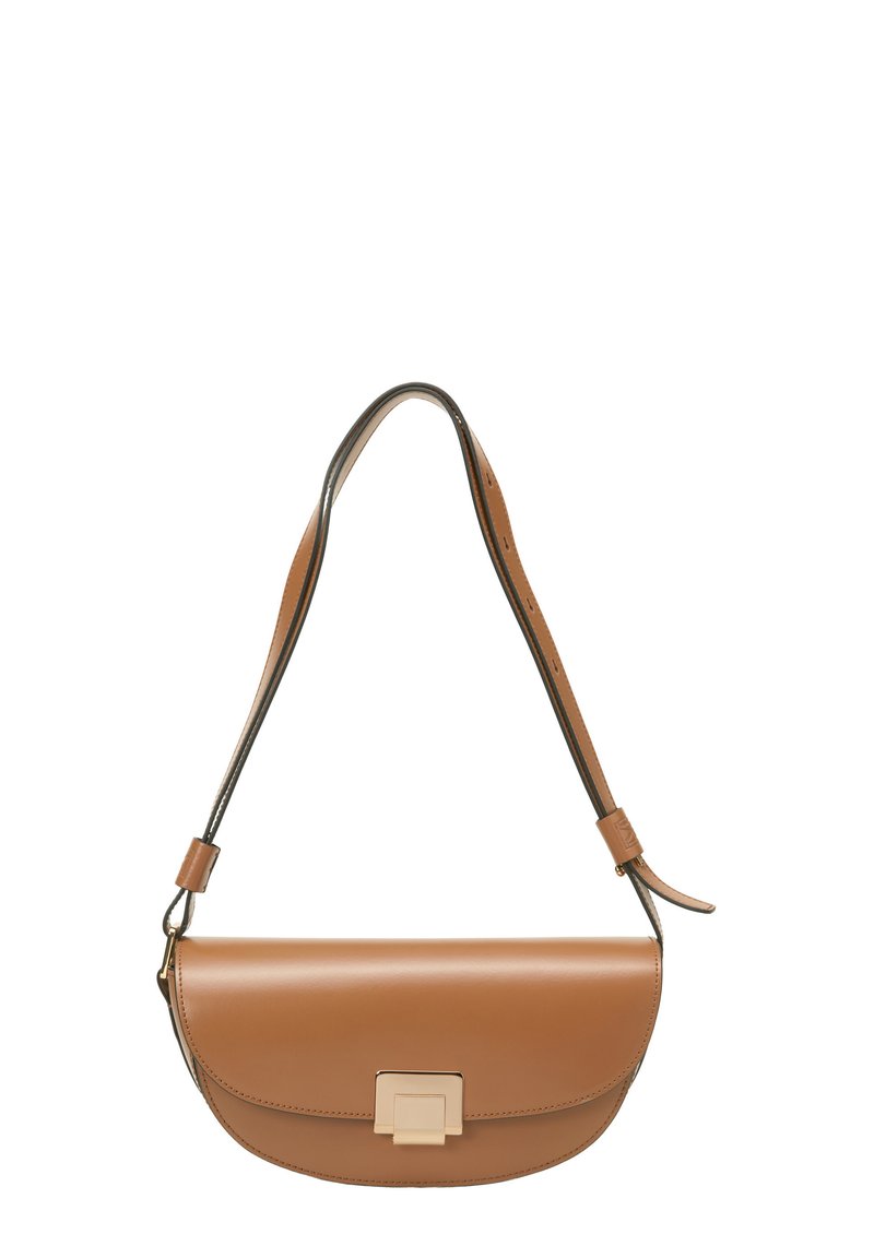 Sac à main en cuir marron clair avec une forme incurvée, doté d'un fermoir rectangulaire doré et d'une bandoulière ajustable. Texture lisse, design minimaliste.