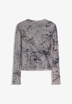 Dugi rukav majica od mekog tkanina s sivom podlogom, ukrašena crnim cvjetnim uzorcima i suptilnim nabiranjem sa strane.