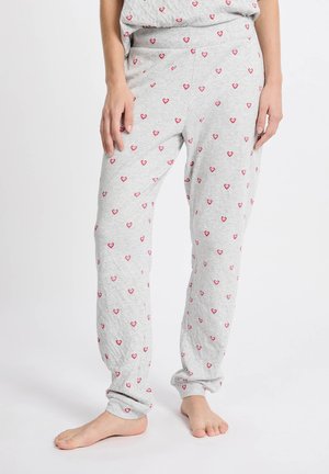 Pantaloni del pigiama grigi realizzati in morbido tessuto, con un motivo a cuori rossi sparsi, dalla vestibilità comoda e con cintura elastica.